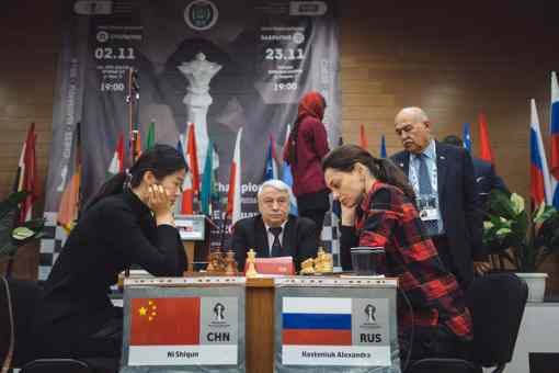 Lors des départages du 1er tour, la Russe Alisa Galliamova (2432) se qualifie aux dépens de la Kazakh Guliskhan Nakhbayeva (2367) en la battant sur le score de 1½ à ½ en cadence rapide - Photo © site officiel