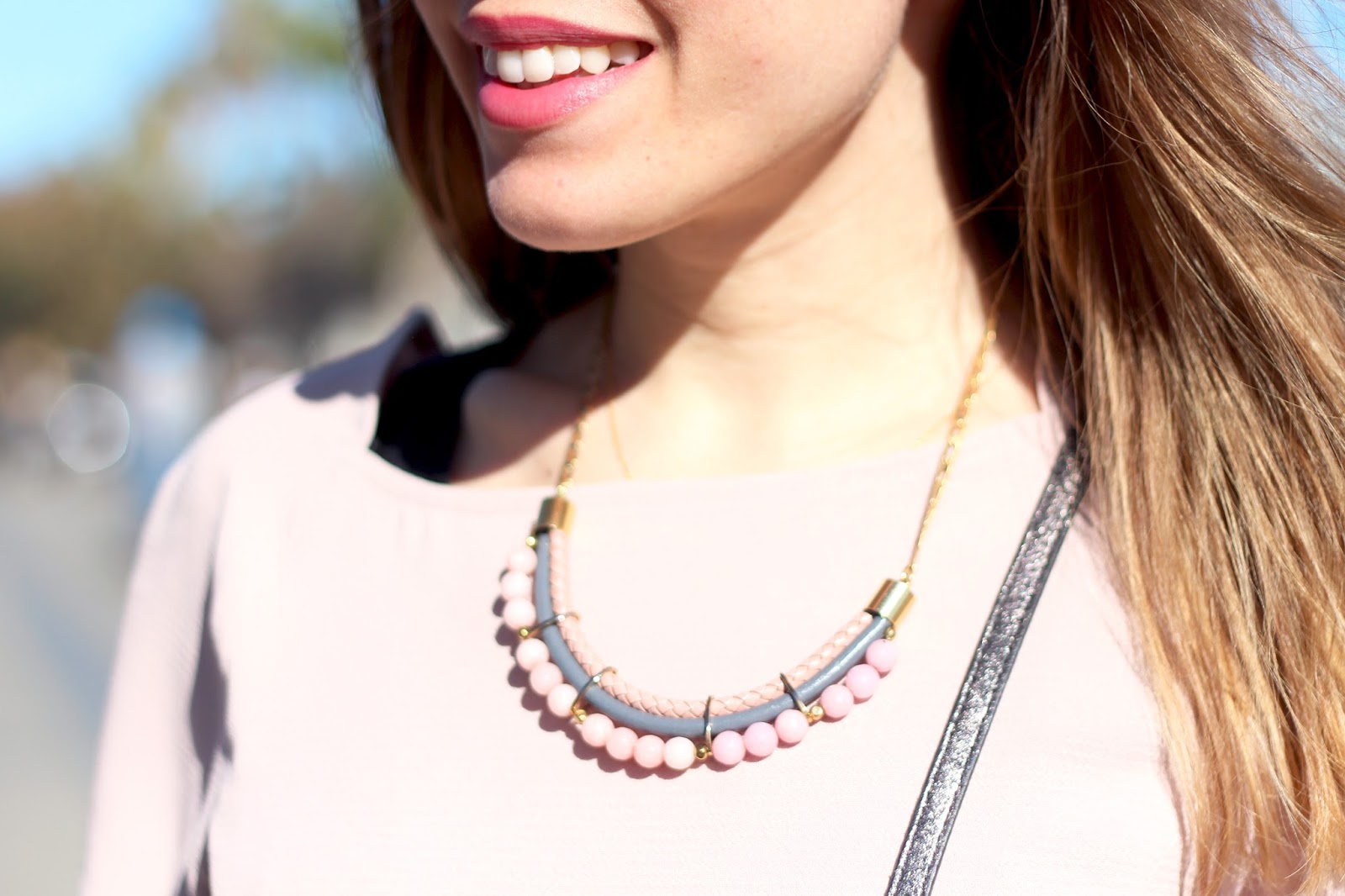 Touriste collier perles rose gris
