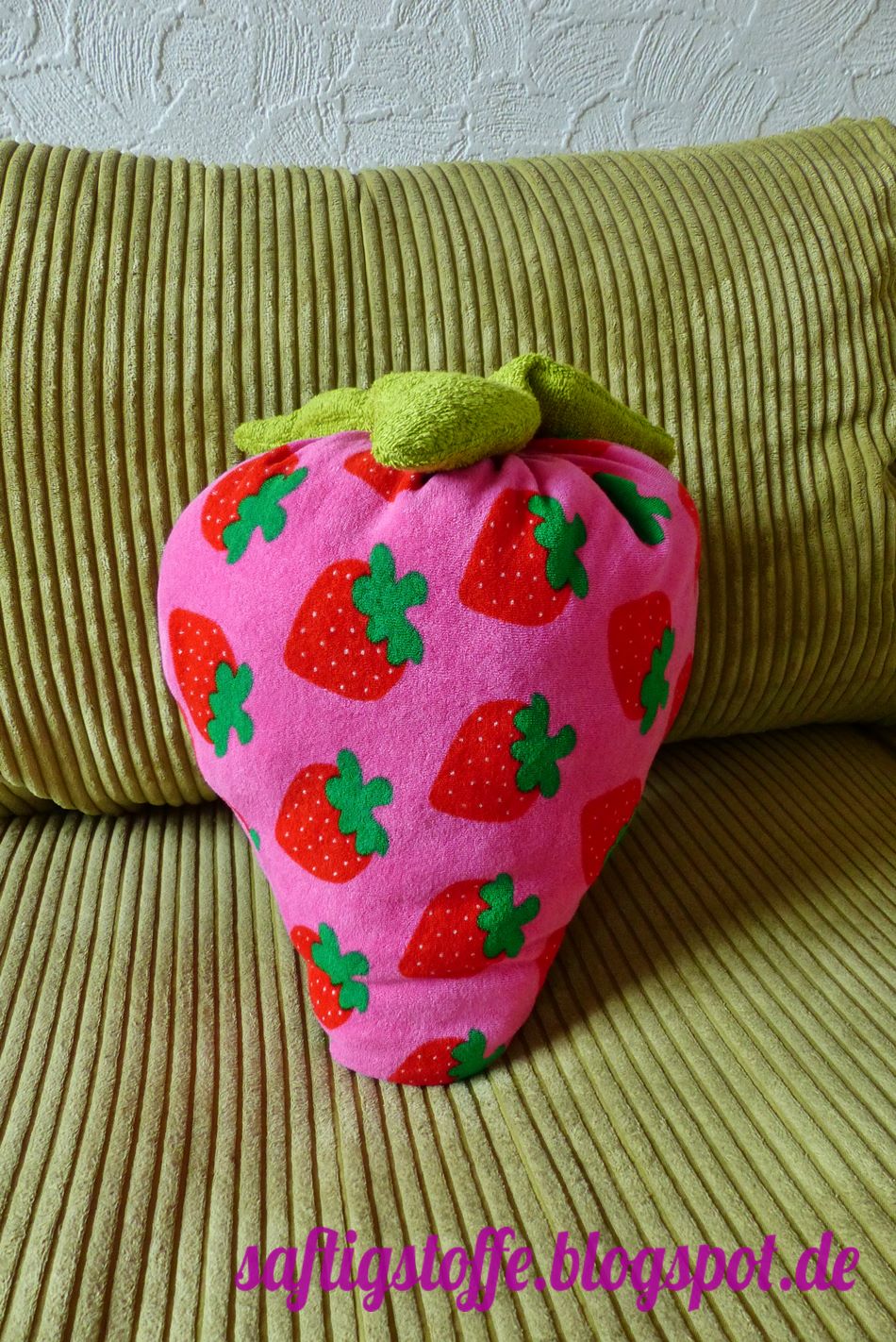 Sofa-Strawberry statt Couch.Potato ;-) grosse, genähte Erdbeere aus Frottee.Stoff auf Sofa