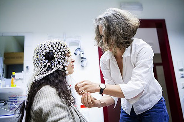 Warning Symptoms of Alzheimer's Disease at a Young Age Warning Symptoms of Alzheimer's Disease at a Young Age