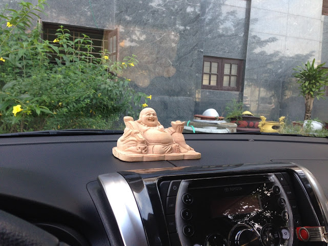 Tượng phật để xe, tượng để xe ô tô, tượng gỗ ngọc am, tượng để bàn làm việc, tượng gỗ thơm dogonoithattaihue.com, dogonoithattaihue