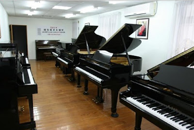高雄世國琴行款式多樣，租用期間若想購琴，可用租金、押金、運費折抵中古鋼琴或二手鋼琴售價。