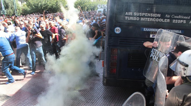 «Φοβήθηκα» για αυτό ψέκασα τους συνταξιούχους, λέει ο αστυνομικός
