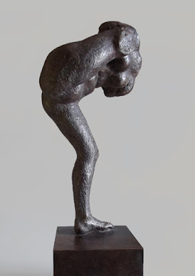 Edith Lafay-sculpture- femme-levant- la-jambe-