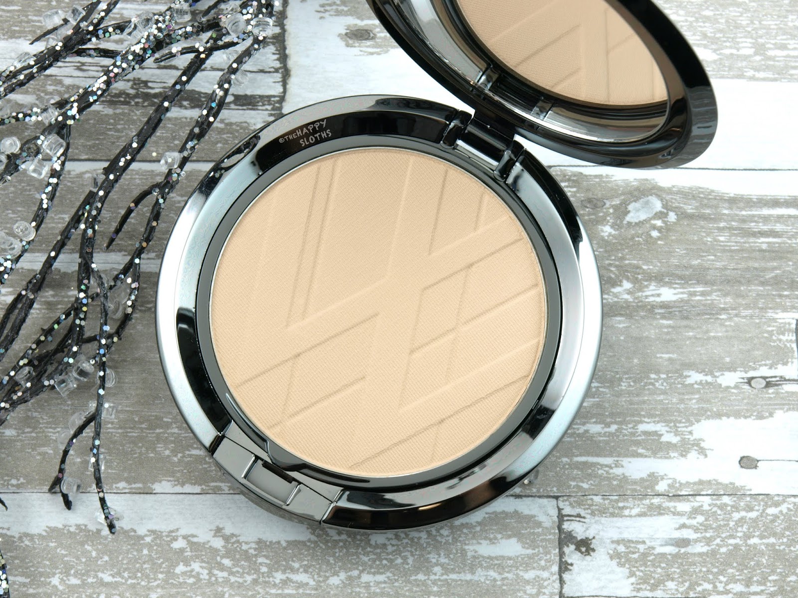Lise Watier | Teint Multi-Fini Compact Foundation in "Ivory": Review and Swatches