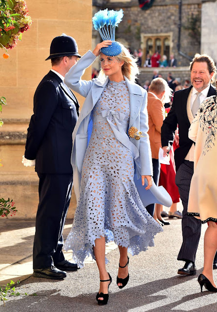 Poppy Delevingne en robe bleu pastel et un manteau assorti