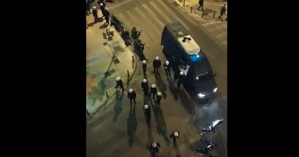Στο Αυτόφωρο οι συλληφθέντες στην πλατεία Αγίου Γεωργίου στην Κυψέλη Στο Αυτόφωρο οι συλληφθέντες στην πλατεία Αγίου Γεωργίου στην Κυψέλη