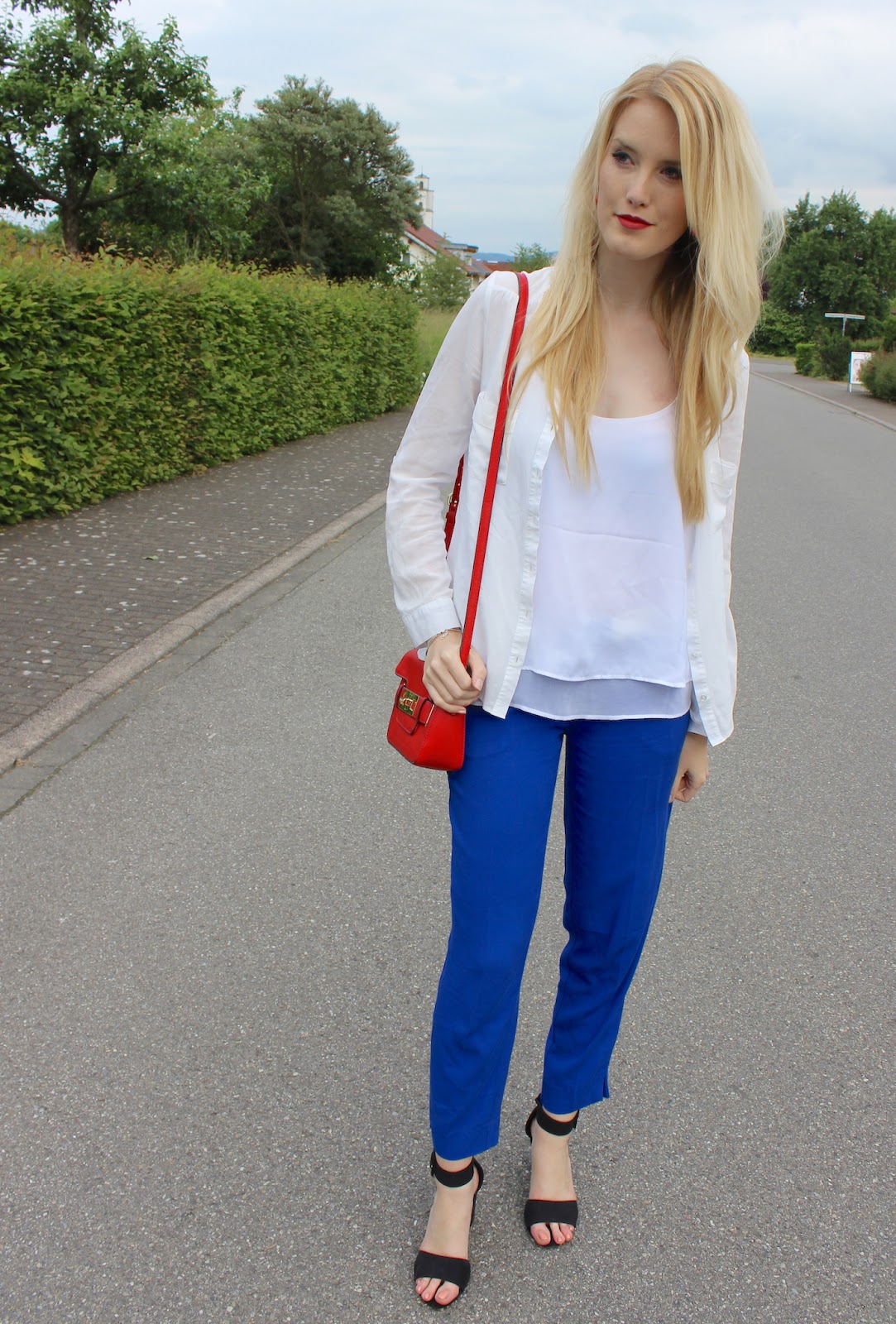 TheBlondeLion Look Tricolore flared pants blue white red