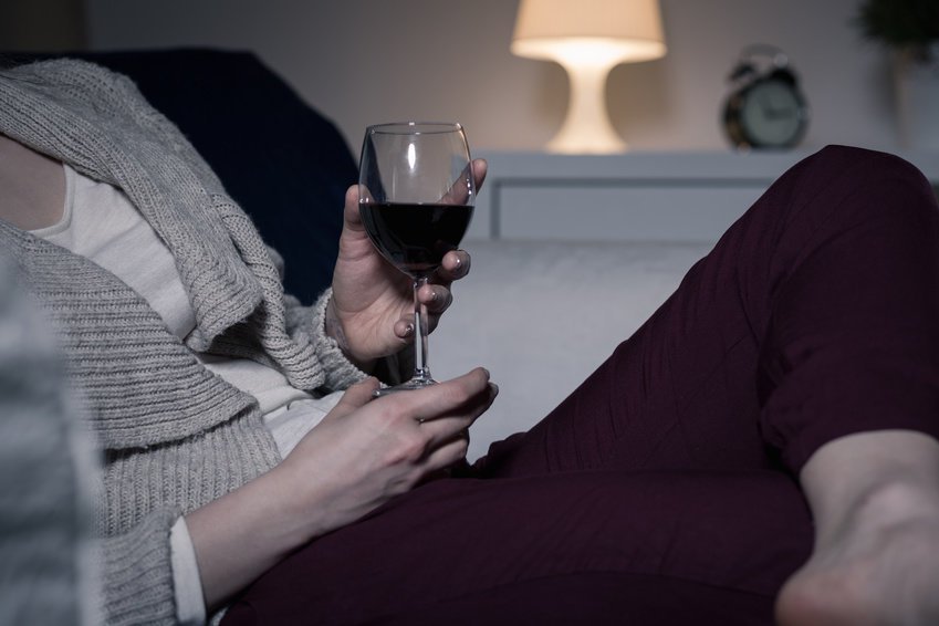 Вина перед мужем. Бокал вина на диване. Вечер женщина бокал вина. Вечер на диване с вином. Бокал вина перед телевизором.