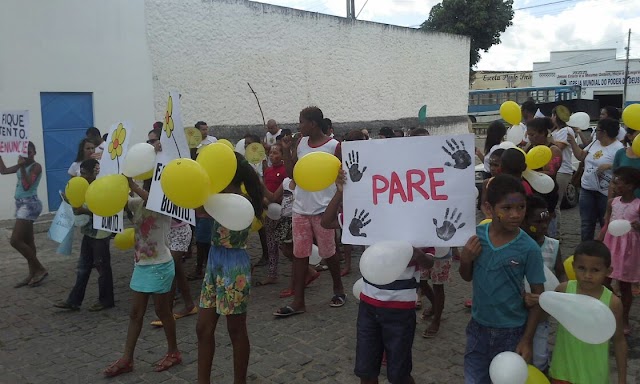 Cras realizada caminhada com jovens e crianças em Macajuba. "Diga não ao abuso sexual" 