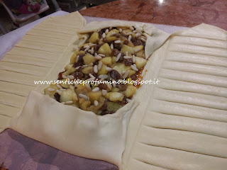 Treccia Danese con cuore di mele, uvetta e pinoli Treccia Danese con cuore di mele, uvetta e pinoli