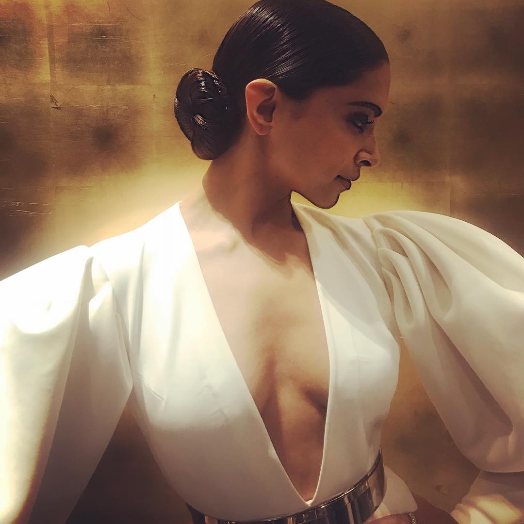 Deepika Padukone Stunned with Outfit at Hall of Fame Awards.