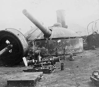 Daños en la parte posterior del Vizcaya./Foto https://es.wikipedia.org/wiki/Batalla_naval_de_Santiago_de_Cuba#/media/File:Vizcaya_cruiser_wreck_1898_LOC_cph_3c04759u.jpg