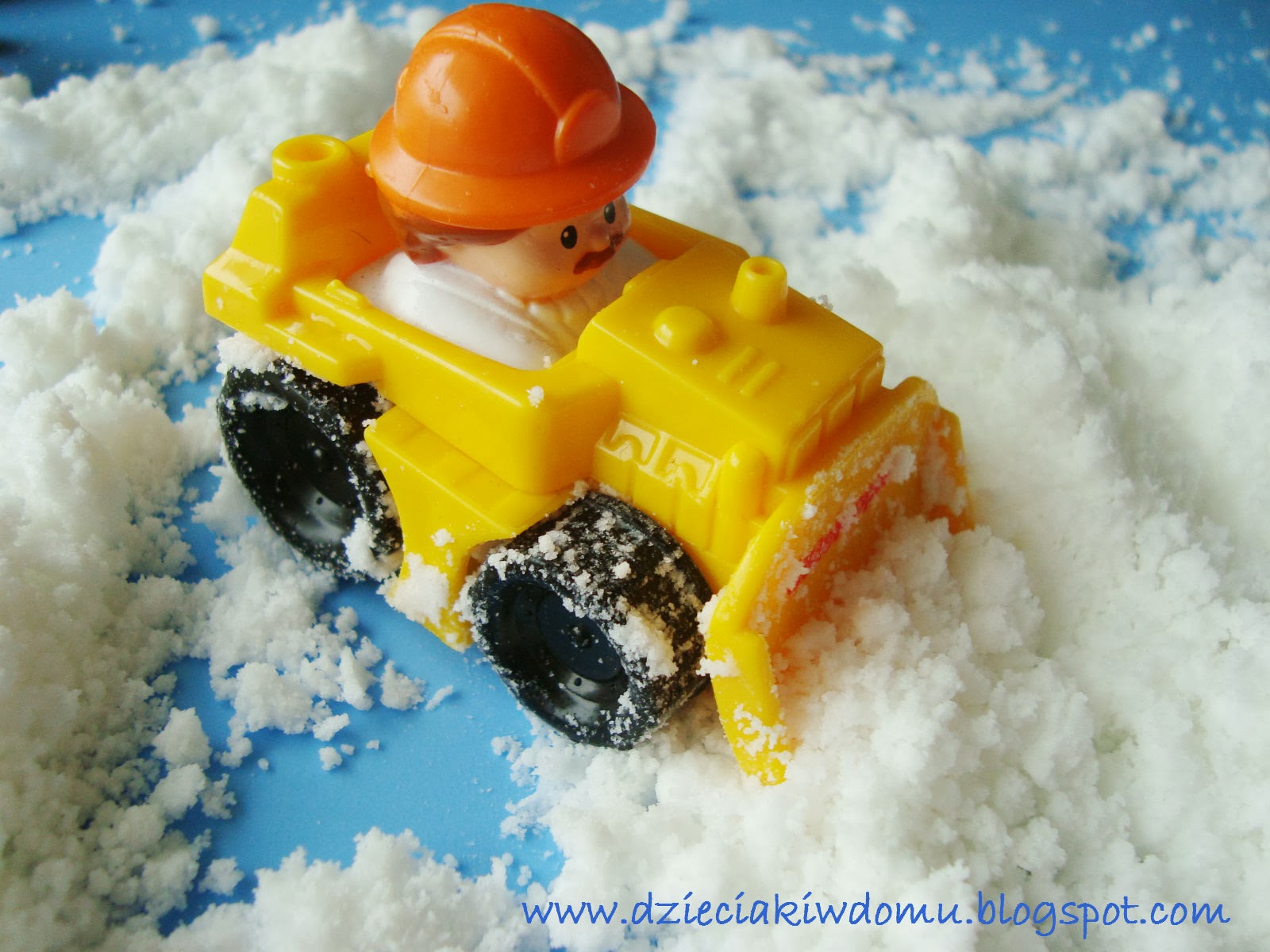 jak zrobić śnieg w domu, zimowe zabawy dla dzieci