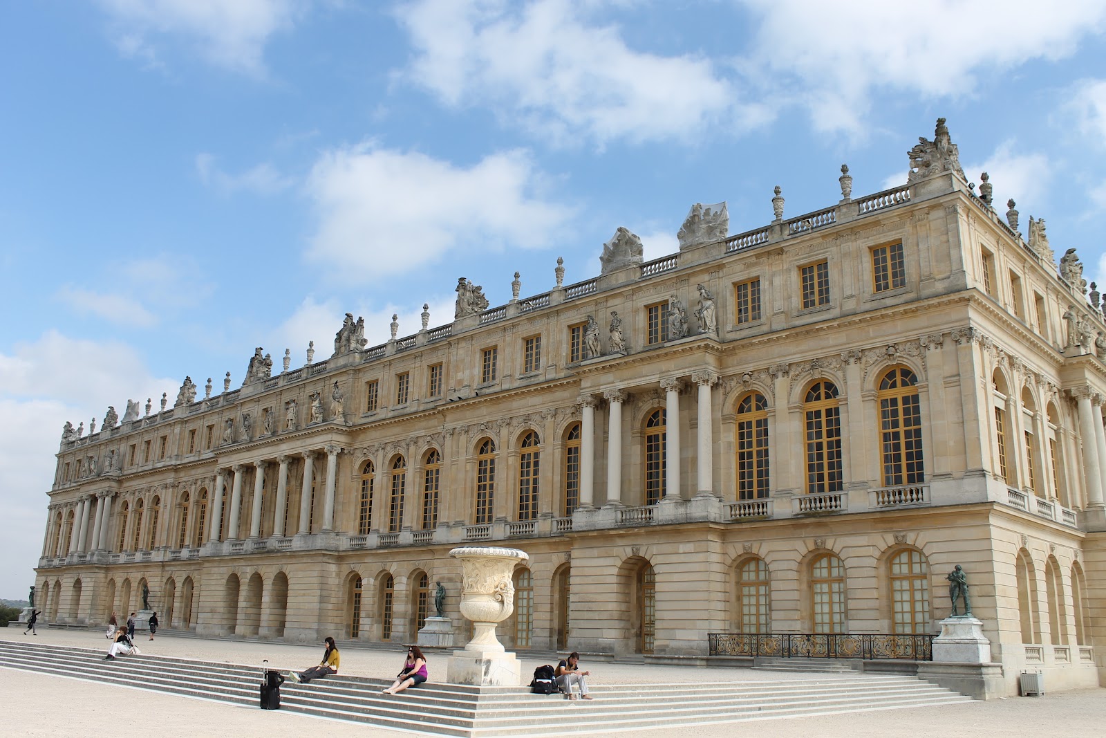 Champagne Reveries Versailles is closed on Mondays