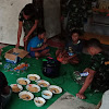 Anggota satgas TMMD ke 104 kodim 0417 /kerinci makan bersama di rumah masyarakat
