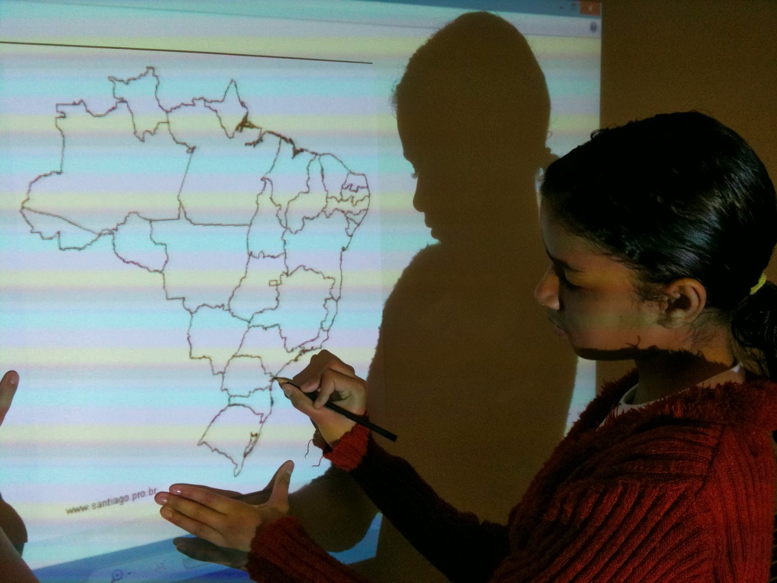 6° ano. Elaboração de mapa com auxílio de projetor 2013. Foto: Santiago Siqueira / www.santiago.pro.br