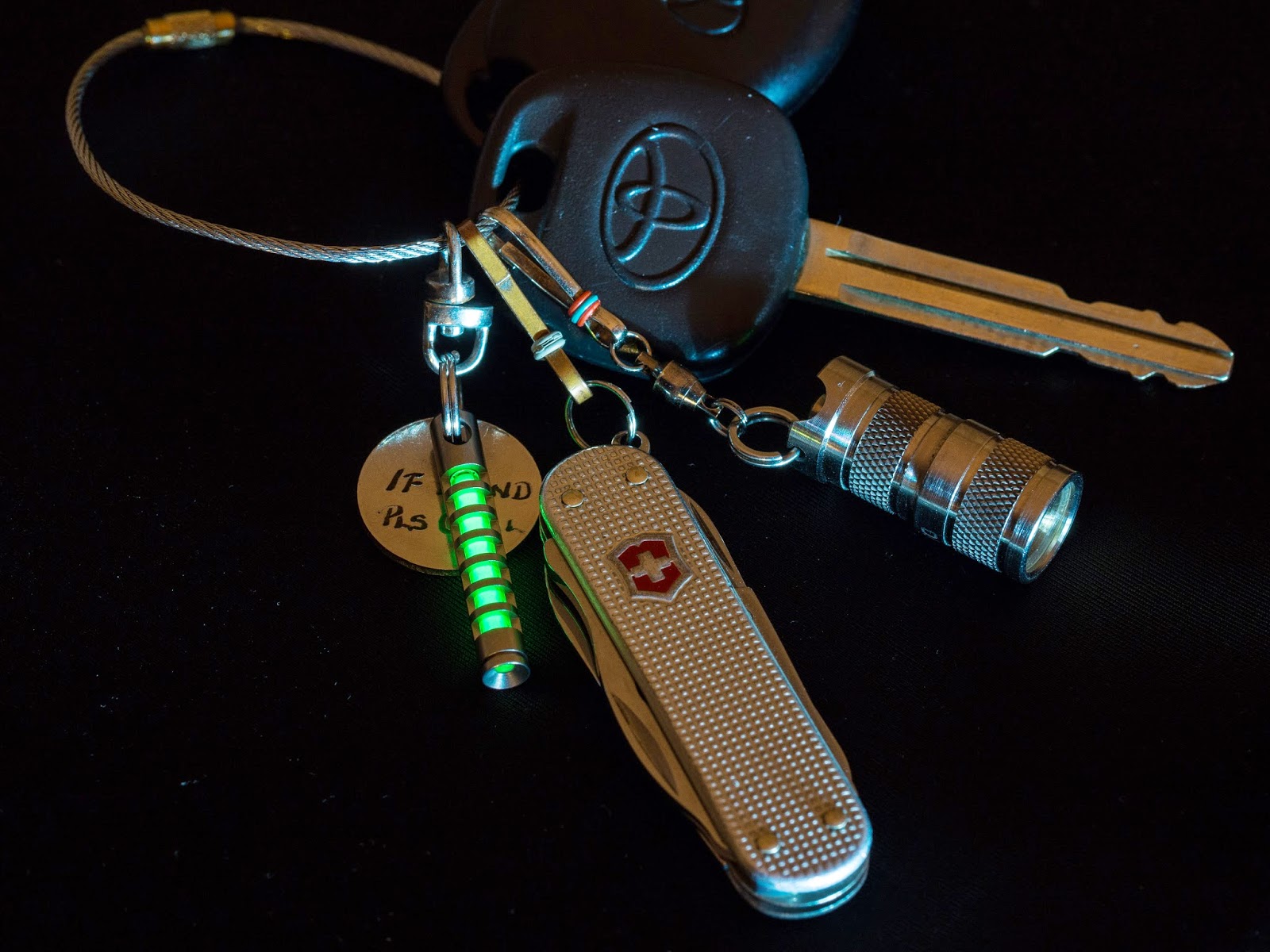 TECS323 Isotope Fob Review Keychain Gadgets and Pocket Tools