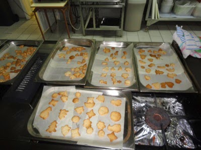la imagen muestra una serie de galletas listas para comerse