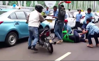 Video Pengroyokan Tukang Ojek Oleh Supir Taksi Video Pengroyokan Tukang Ojek Oleh Supir Taksi