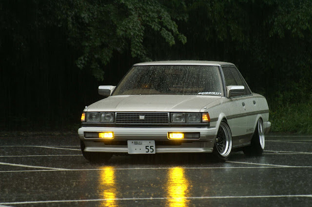 Toyota Cresta X70 stary japoński samochód oldschool klasyk RWD sedan