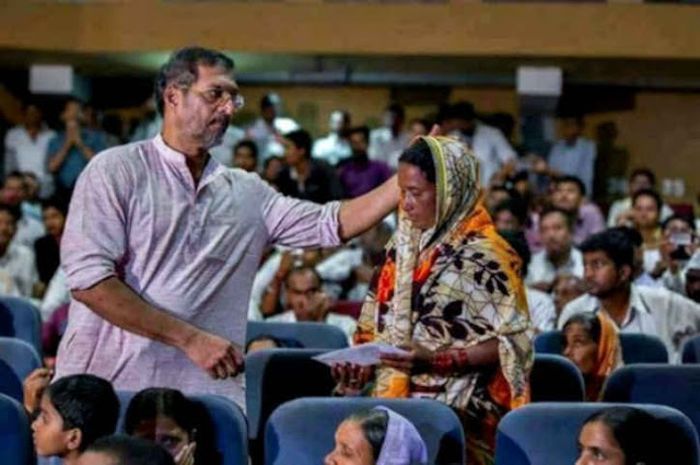 Nana Patekar donating Rs1500 to farmer widows