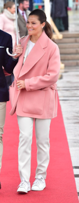 Veste Acne / tennis Adidas / sac Valentino