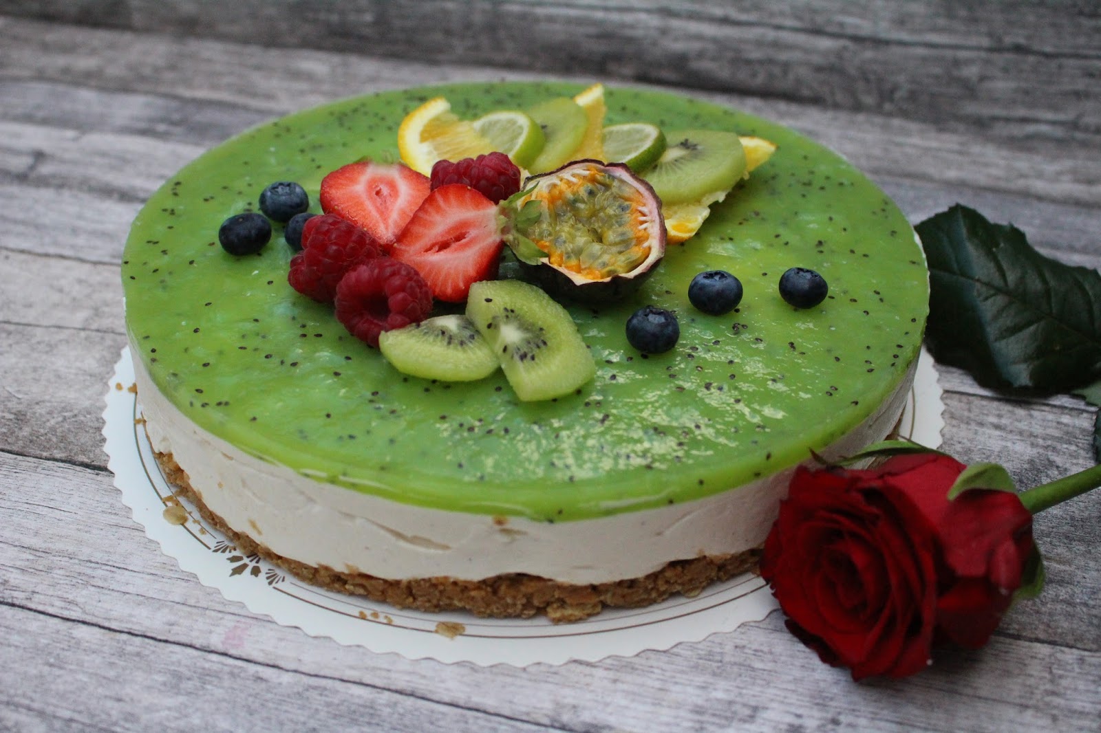 Ranteita myöjen taikinasa Valkosuklaakiivijuustokakku (myös