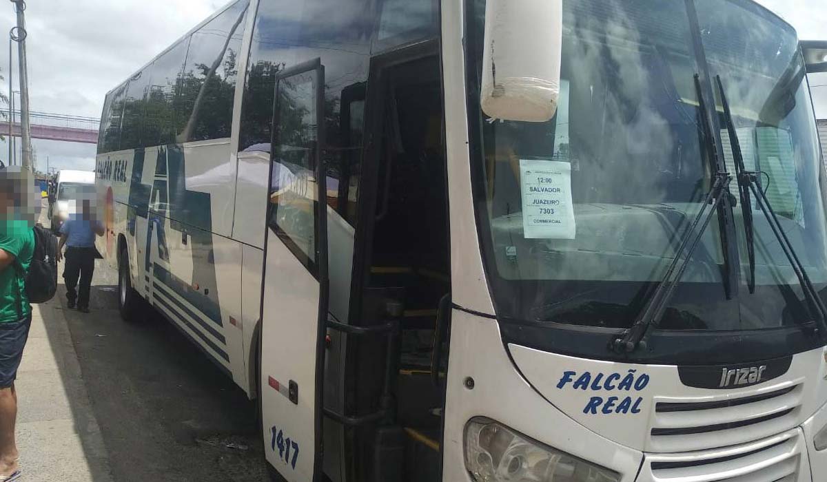 Com restrição de roubo, ônibus da Falcão Real é apreendido em Simões Filho