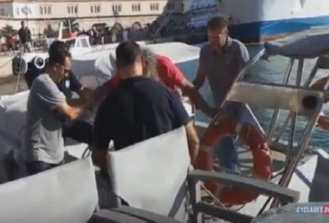 Θρίλερ στην Σύρο: Έπεσαν στην θάλασσα ενώ το σκάφος βυθιζόταν! (VIDEO)
