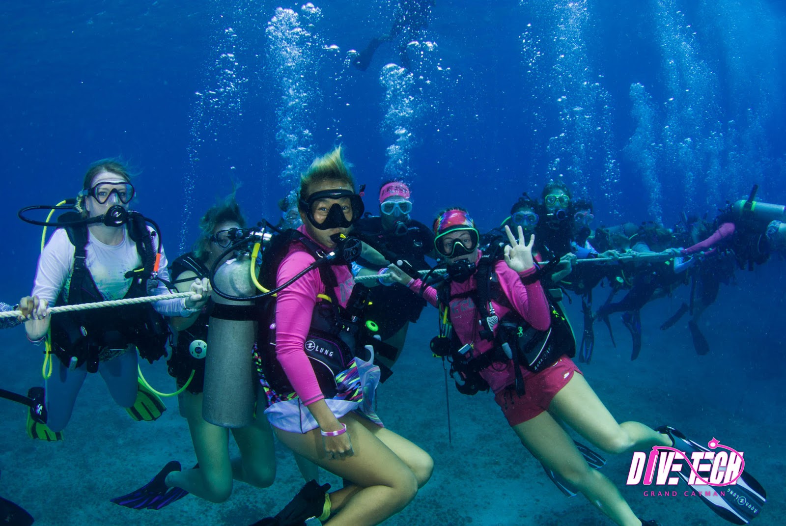 DIVETECH BREAKS WORLD RECORD FOR LONGEST FEMALE SCUBA CHAIN