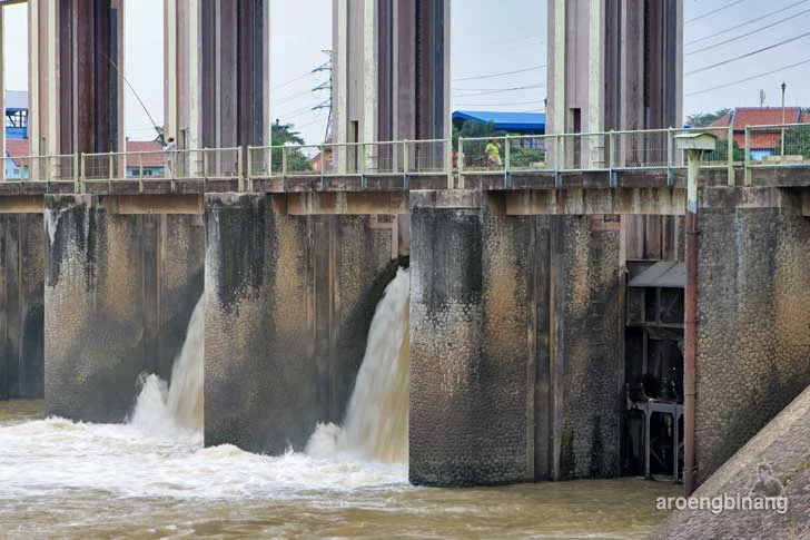 bendungan pintu air sepuluh tangerang