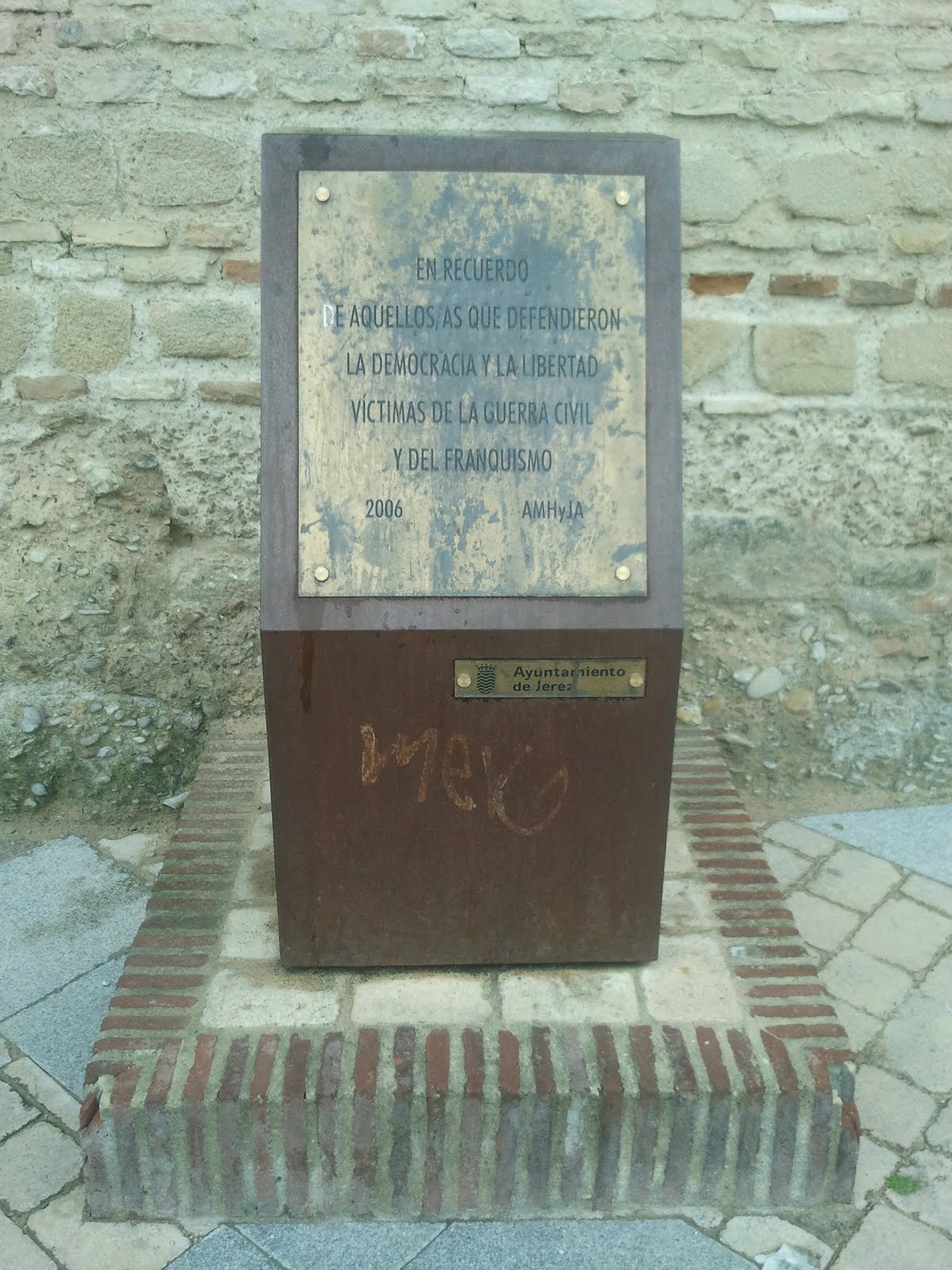 Monolito en recuerdo a las víctimas del franquismo en Jerez: