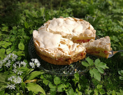 Klassischer Rhabarberkuchen mit Mandelbaiser Klassischer Rhabarberkuchen mit Mandelbaiser