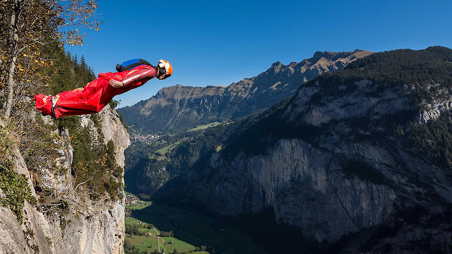 Wingsuit em Lauterbrunnen - foto de wwwskydivemagcom Wingsuit em Lauterbrunnen