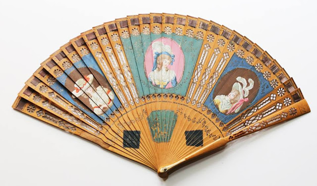 Maria Antonieta con dos damas 1790. Colección permanente MUPA Abanicos pintados a mano
