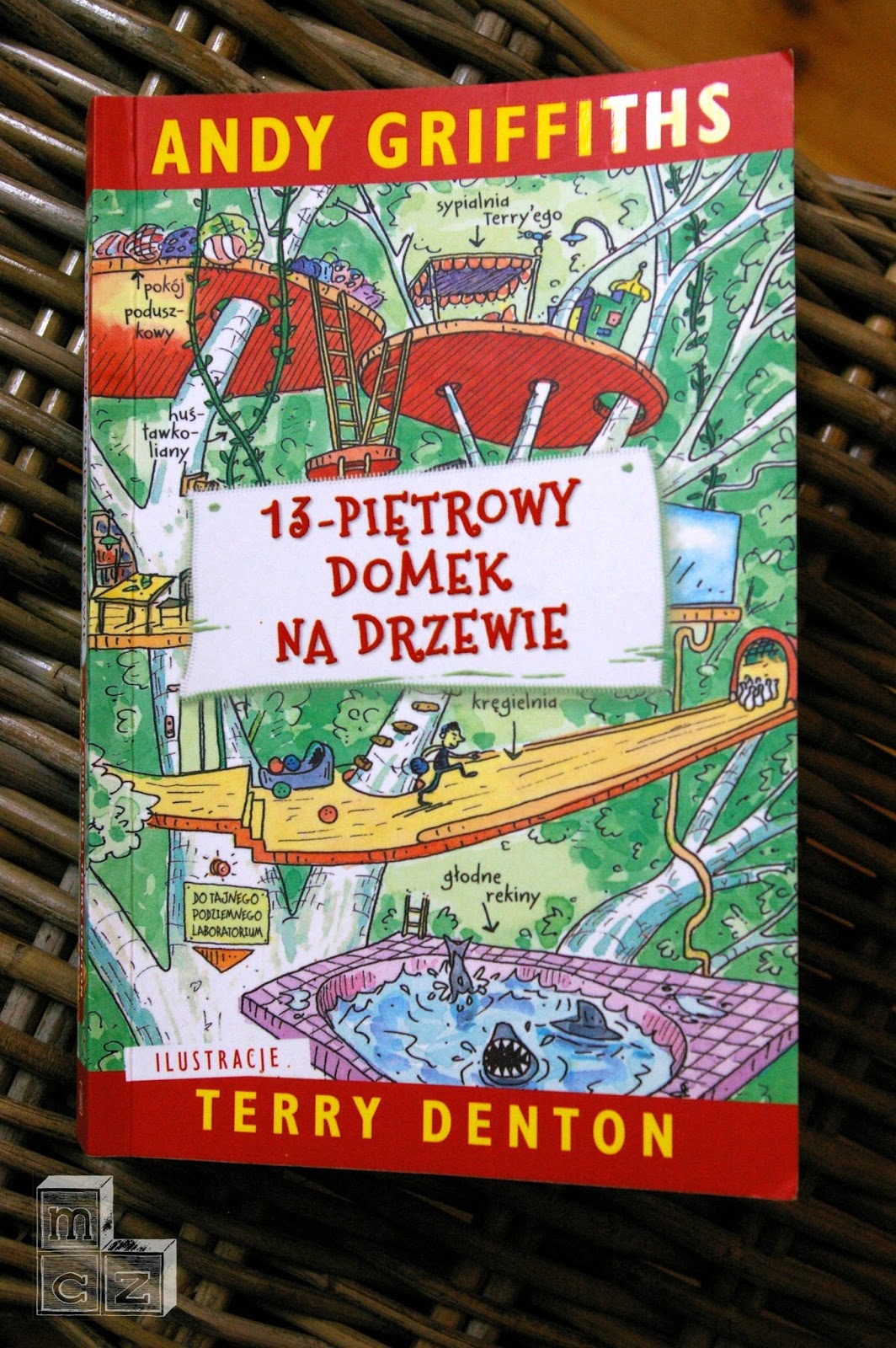 13 piętrowy Domek Na Drzewie Streszczenie 13-piętrowy domek na drzewie ~ Mała czcionka