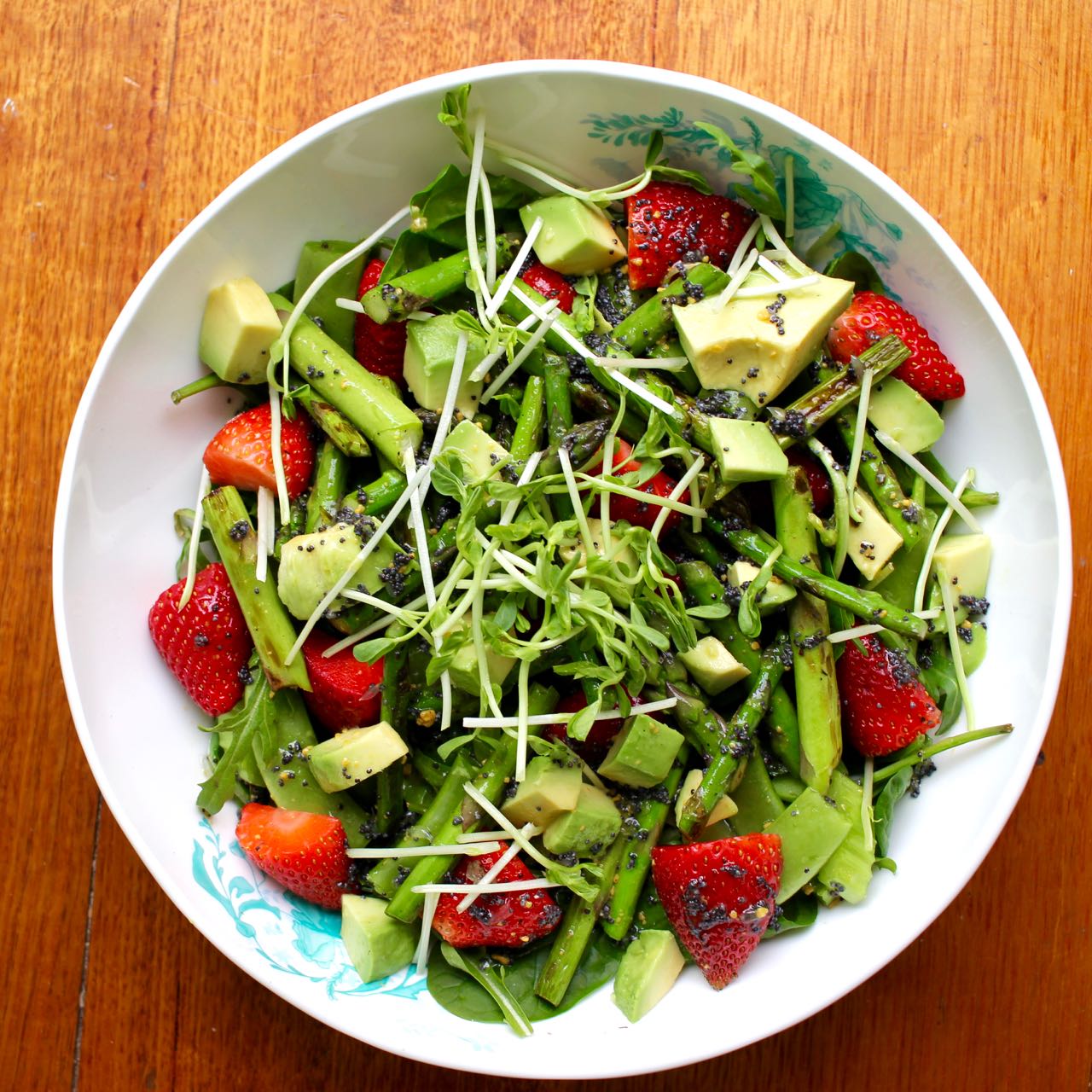 Green Gourmet Giraffe Asparagus, strawberry and greens salad with