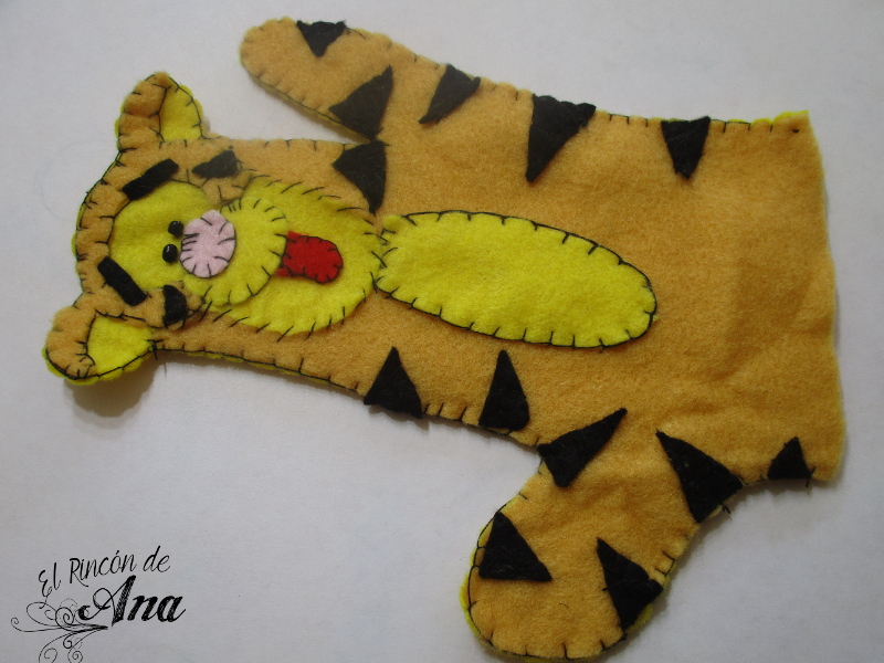 Títeres de mano hechos con fieltro