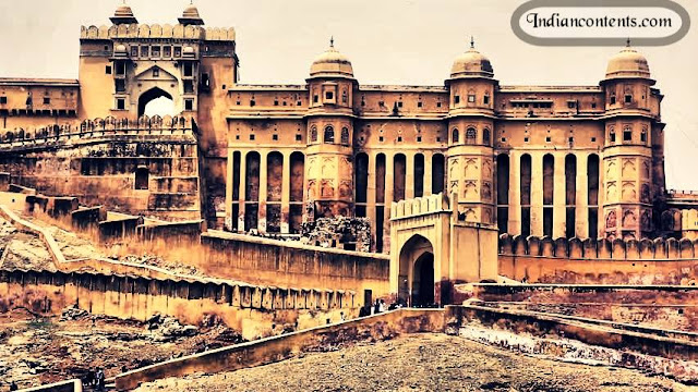 Suraj Pol (Sun Gate) which leads to Jaleb Chowk, the first main courtyard