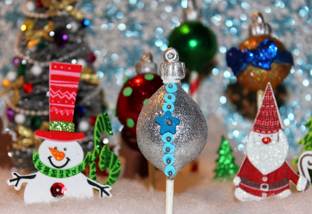 I think that these Christmas Ornaments Cake Pops look so cute and are a great treat for the holidays!