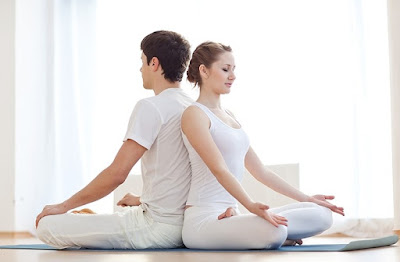 Las asanas en pareja son muy similares a las individuales, solo que con ayuda mutua se puede lograr profundizar en las posturas, e incluso llegar a unas más avanzadas que cuando se hacen sólo toma más tiempo alcanzar; esto por que el compañero además de ser apoyo, emite una fuerte dosis de motivación al cerebro.