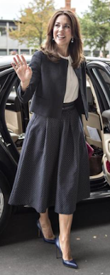 Veste Prada / jupe Baum & Pferdgarten / escarpins Gianvito Rossi / pochette Carlend Copenhagen