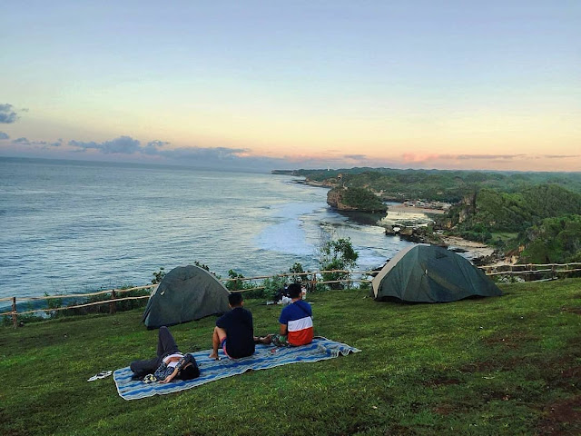 Menikmati panorama pantai selatan di Puncak kosakora