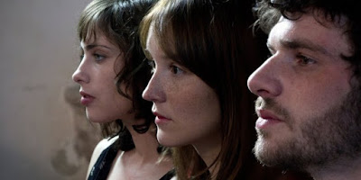 Charlotte (Sophie Verbeeck) et Michel, dit Micha (Félix Moati) vivent ensemble depuis plusieurs années. Leur couple bat de l’aile, d’autant que Charlotte vit parallèlement une relation passionnée mais difficile avec sa jeune amie Mélodie (Anaïs Demoustier). Un soir, Michel déclare malgré tout sa flamme à Mélodie, sentiments réciproques. Les deux histoires extra-conjugales vont alors se dérouler simultanément, dans un climat burlesque, jusqu’à ce que Charlotte et Michel se rendent compte qu’ils se trompent avec la même personne. Après un court et heureux ménage à trois, Charlotte décide malgré tout de se retirer et de laisser Michel et Mélodie vivre leur amour.