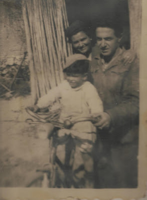 Julio Ollés Mariñoso, junto a sus padres en la partida la Figuera de Binéfar en 1954.