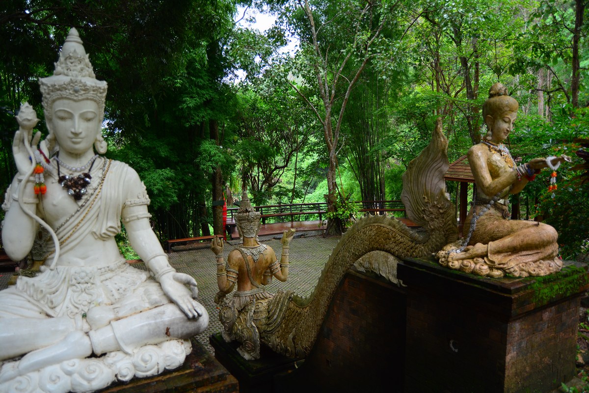 Arrivée au petit temple du Wat Pha Lat Arrivée au petit temple du Wat Pha Lat