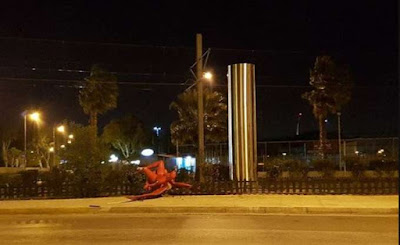 Δήμαρχος Φαλήρου: Παρακρατικοί έριξαν το γλυπτό "Phylax" - Κατέστρεψαν τον Φύλακα στο Παλαιό Φάληρο – Κουκουλοφόροι το έδεσαν και το έριξαν στον δρόμο  