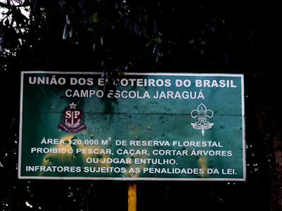 A placa na entrada do Campo Escola cita a área de 12 ha (120 mil metros quadrados) cedida em comodado aos escoteiros do Brasil