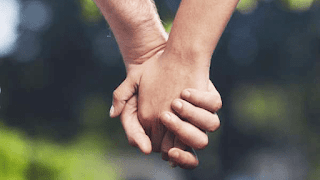 Como seu parceiro segura sua mão revela o tipo de relacionamento